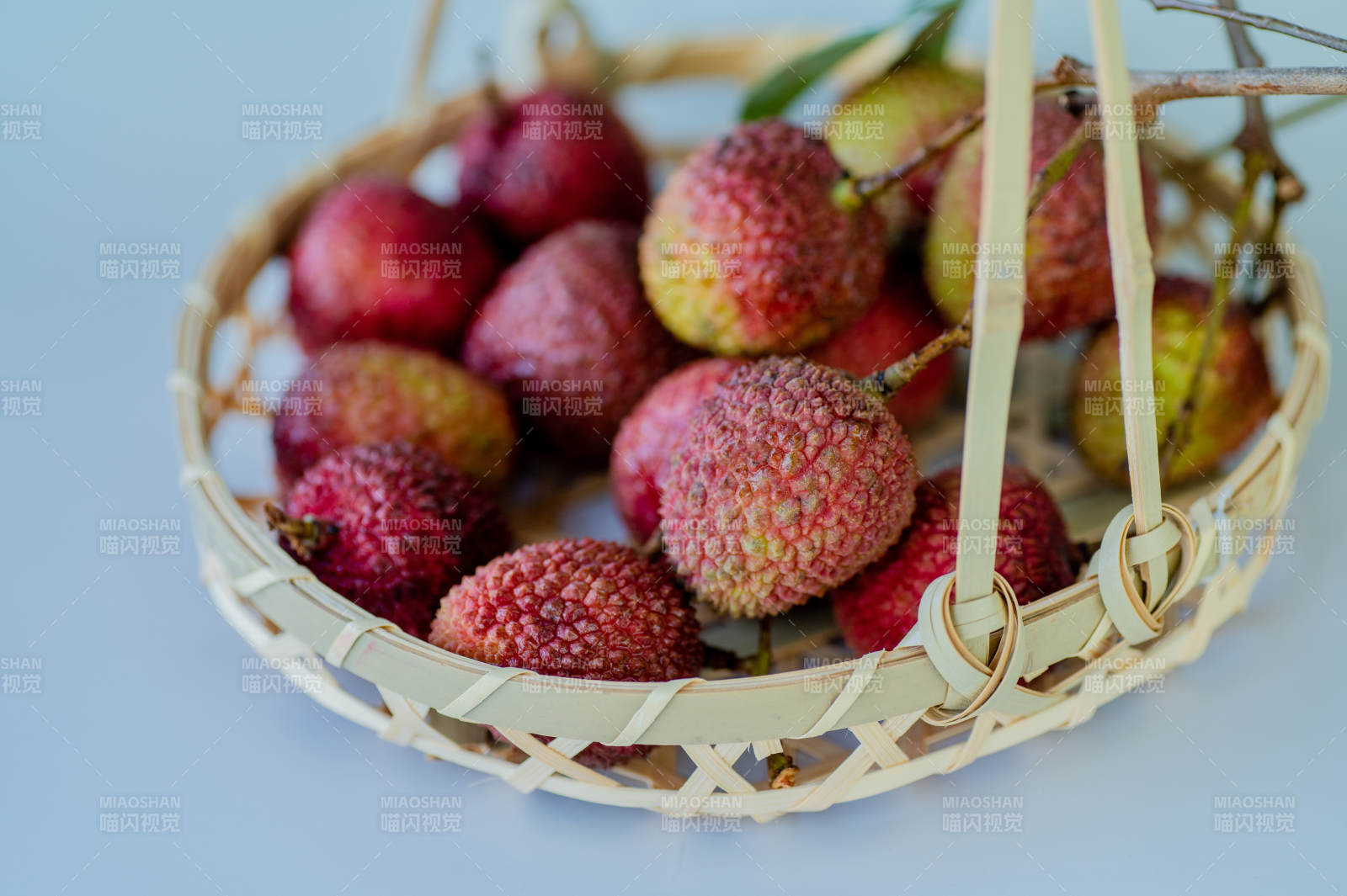 竹篮里的新鲜荔枝图片