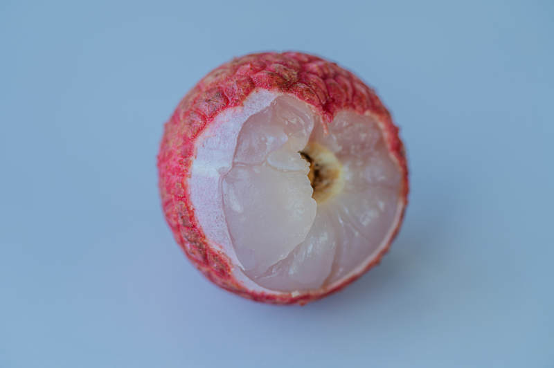新鲜荔枝切面特写图片
