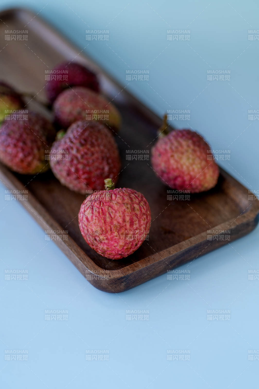 木盘上的新鲜荔枝图片