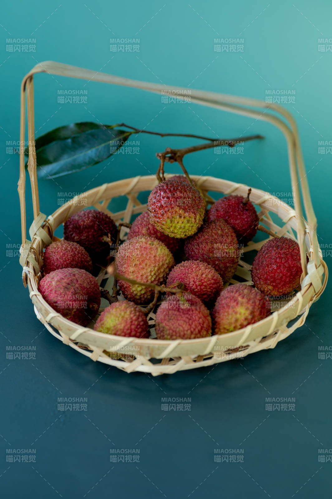 竹篮里的新鲜荔枝图片
