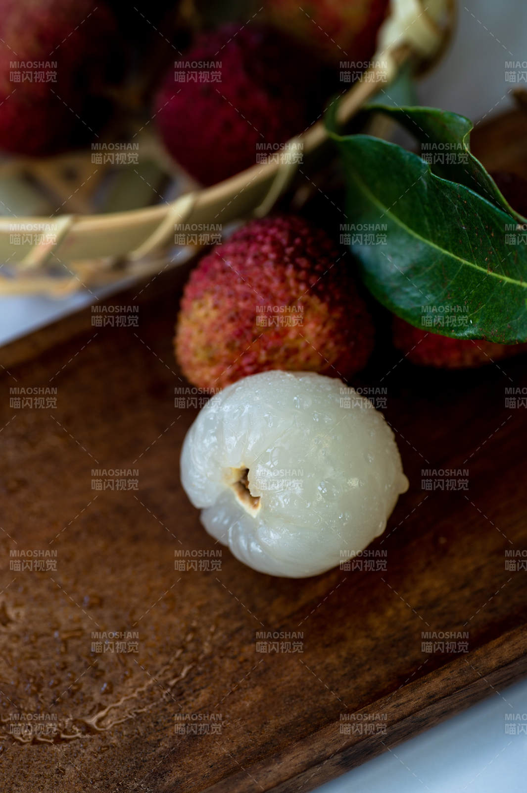 新鲜荔枝与果肉特写图片