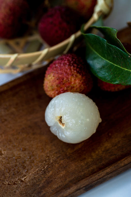 新鲜荔枝与果肉特写图片