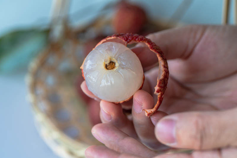 剥开的荔枝果肉特写图片