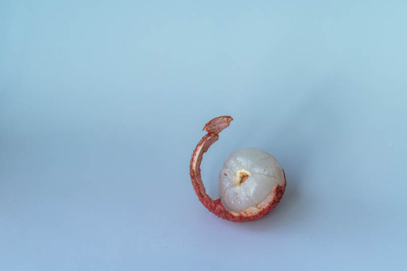 剥开的荔枝果肉特写图片