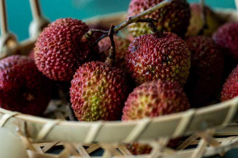 新鲜荔枝篮中堆叠图片