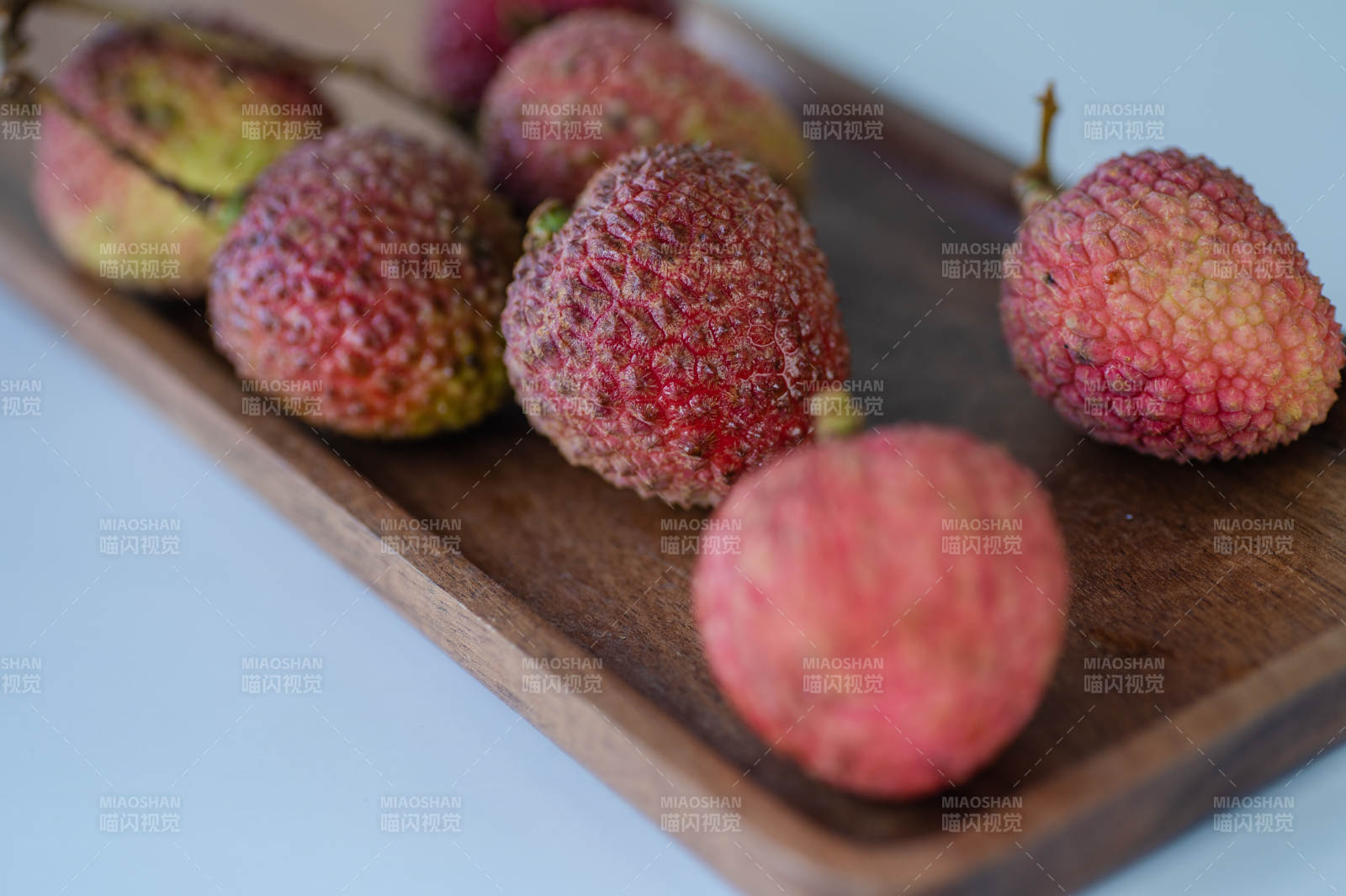新鲜荔枝木盘摆放特写图片