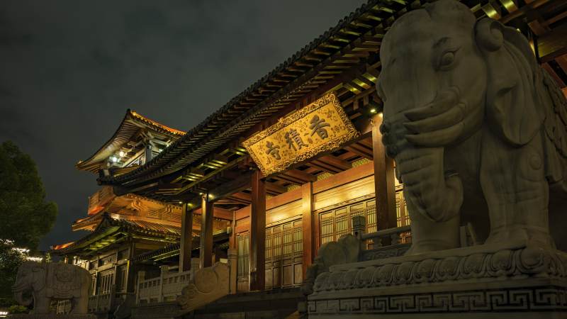 杭州香积寺夜景中的古建筑与石象图片