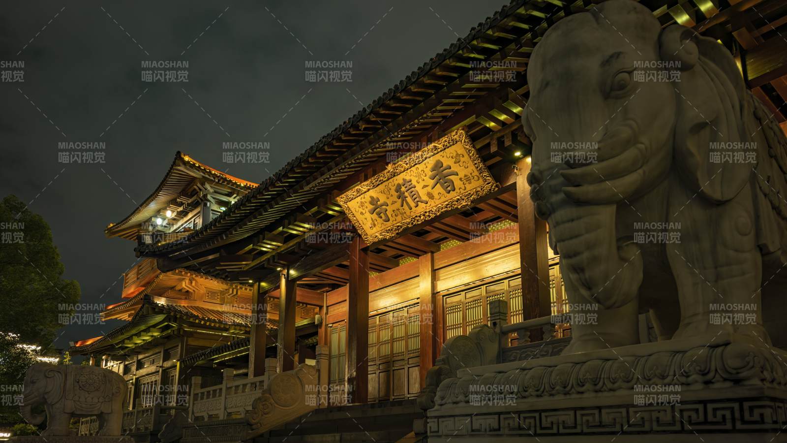 杭州香积寺夜景中的古建筑与石象图片