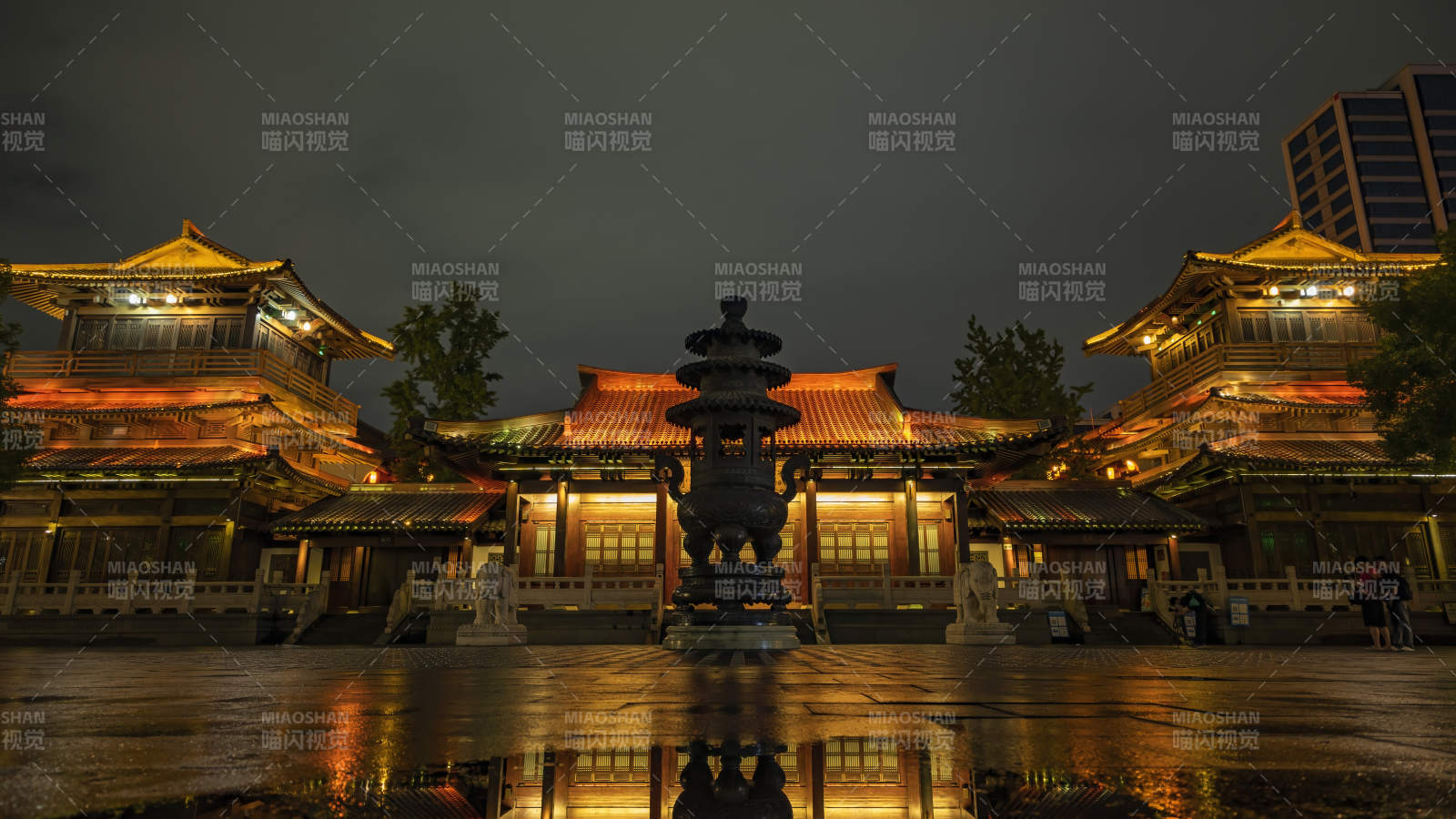杭州香积寺夜景灯火辉煌图片