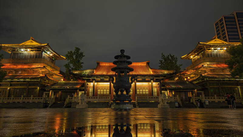 杭州香积寺夜景灯火辉煌图片