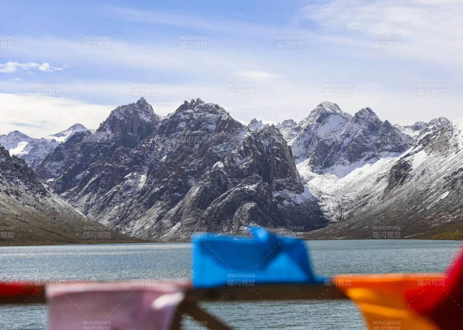 雪山湖畔彩旗飘扬 年宝玉则图片