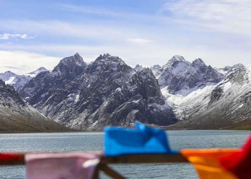 雪山湖畔彩旗飘扬 年宝玉则图片