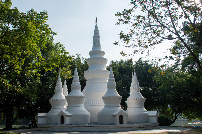 白色佛塔群与绿树相映图片