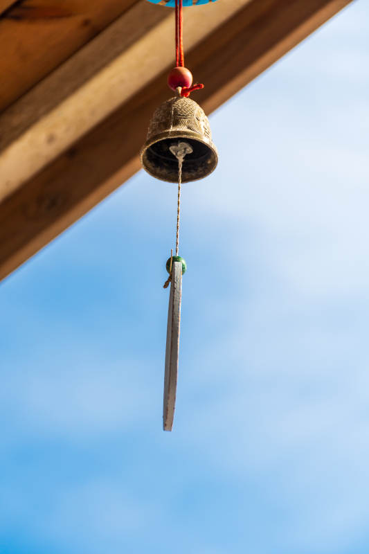 风铃悬挂 蓝天映衬图片