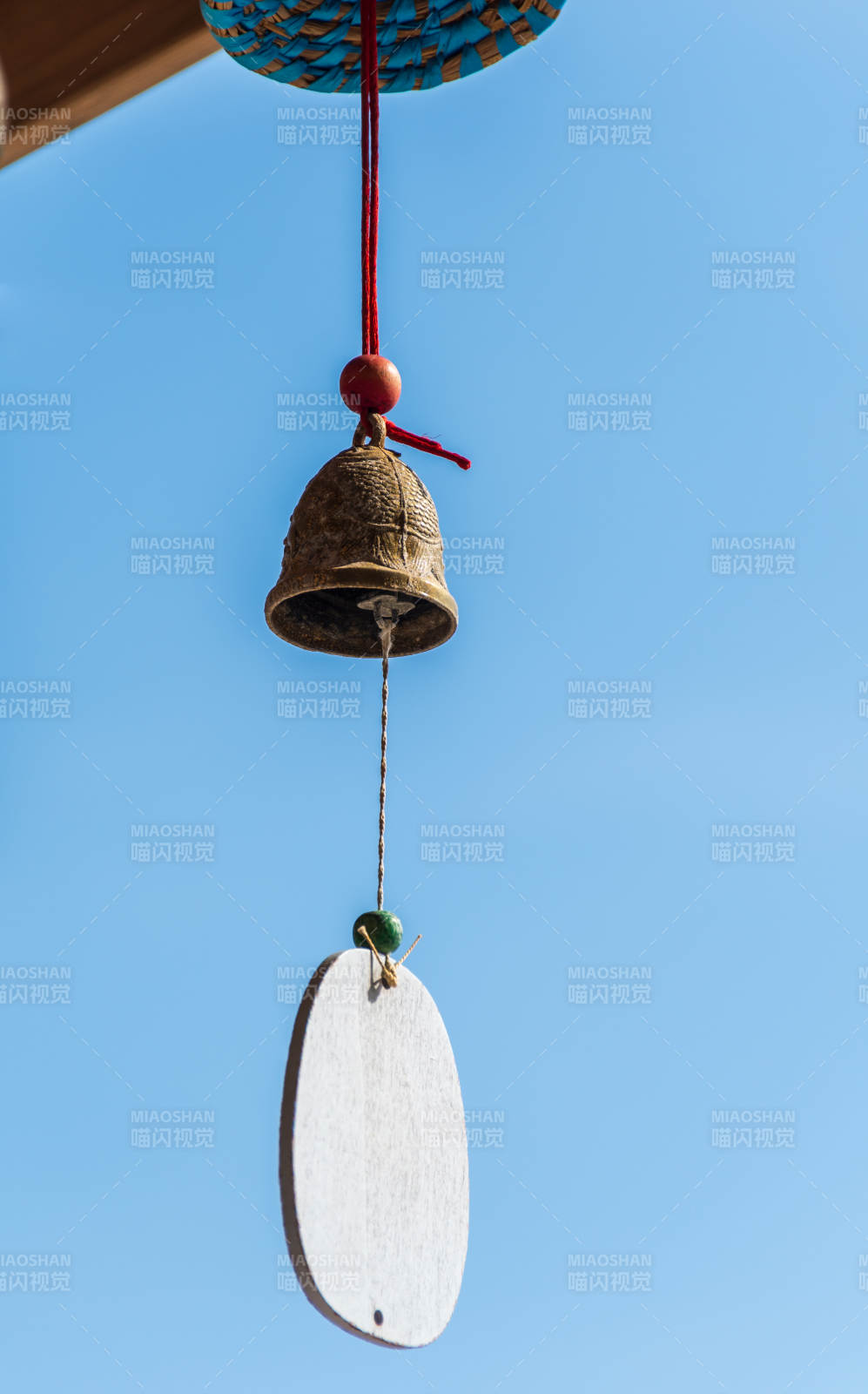 风铃挂饰 晴空映衬图片