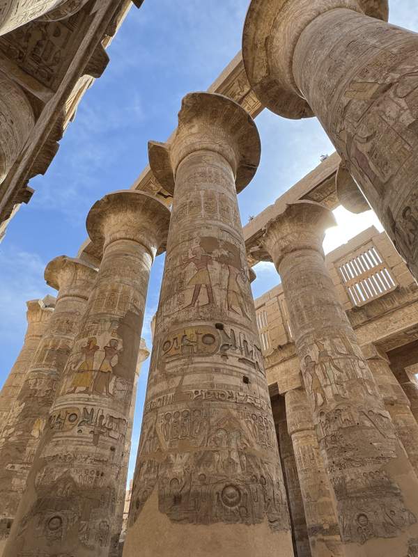 古埃及神庙柱廊特写图片