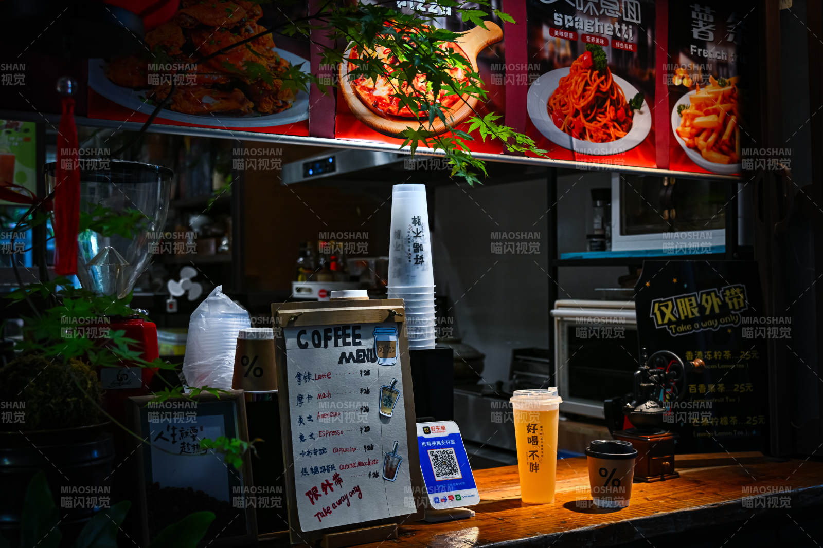 咖啡店夜景 菜单与饮品图片