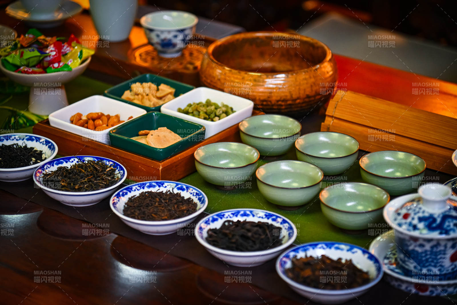 茶席上的精致茶点与茶具图片