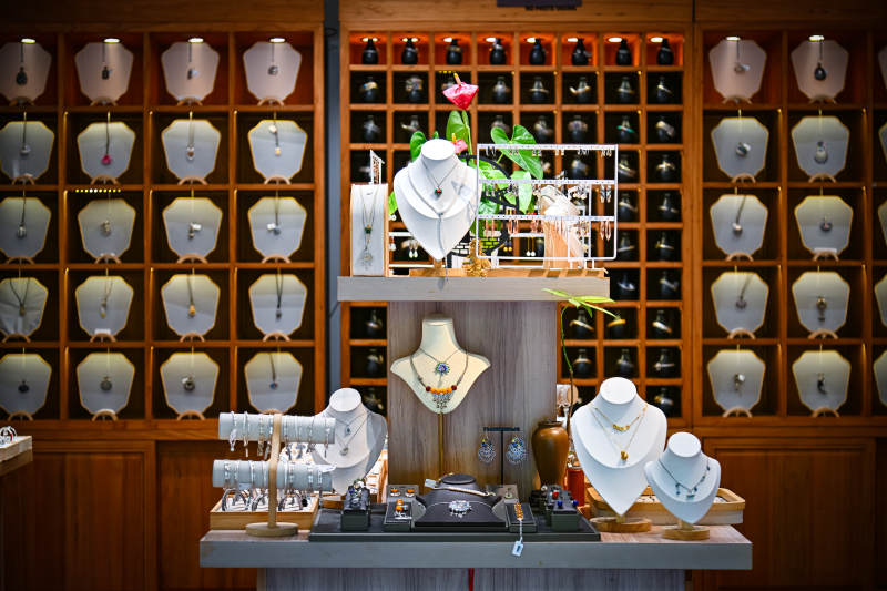 珠宝展示柜内的精美饰品图片