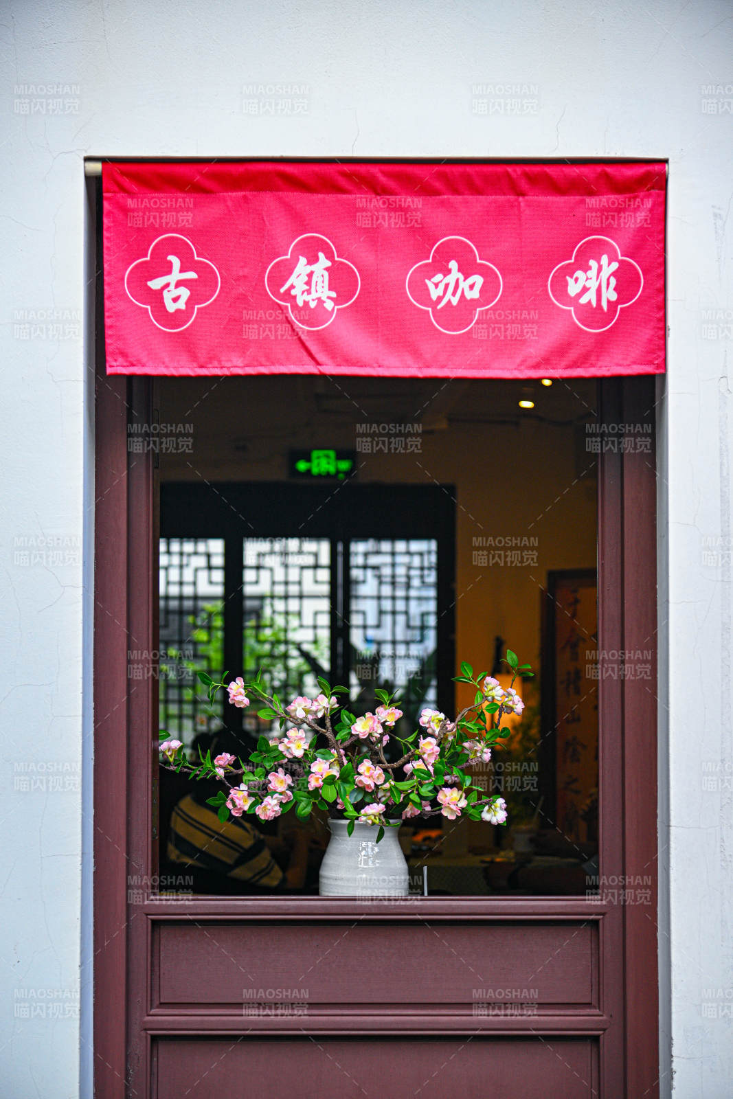 古镇咖啡 花香四溢图片