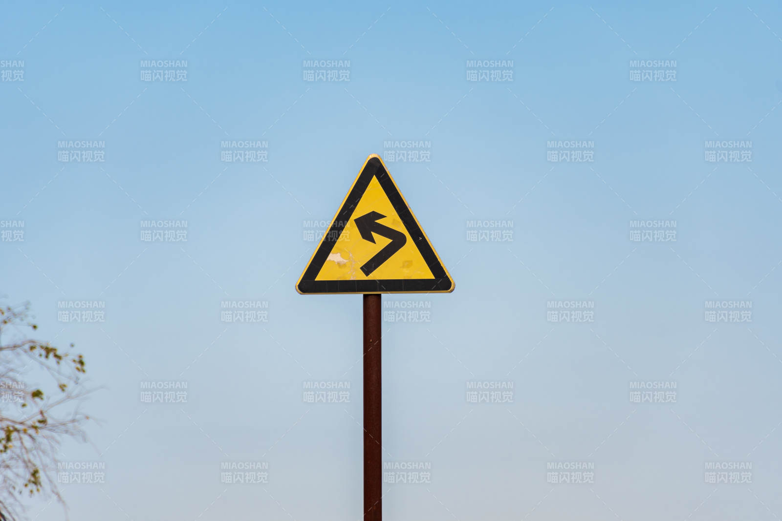 弯道警示标志图片