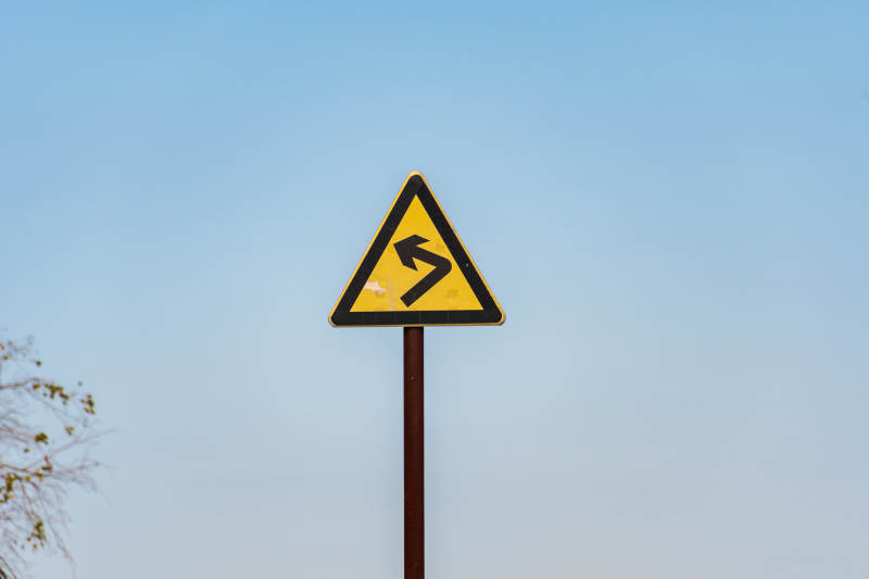 弯道警示标志图片