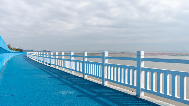 蓝色步道与白色栏杆图片