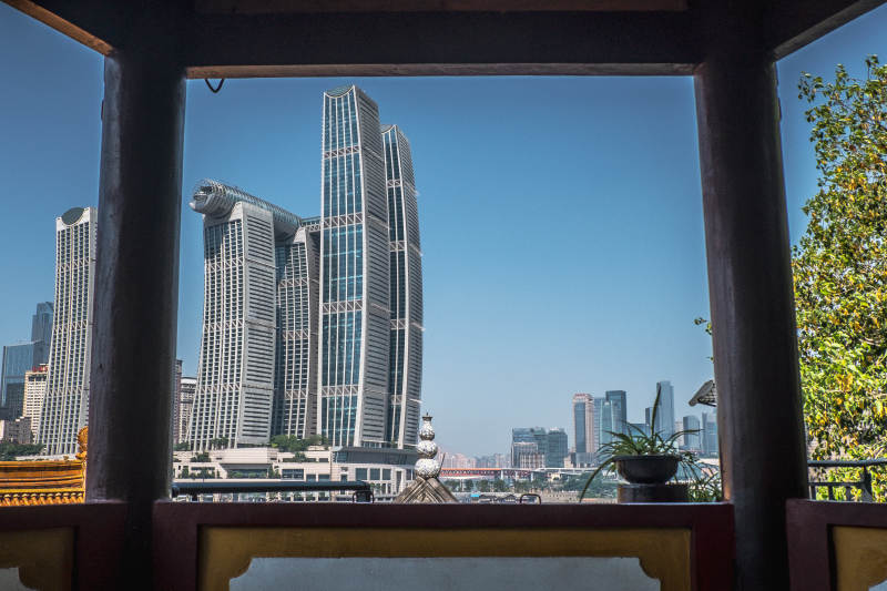 古亭远眺现代高楼群图片