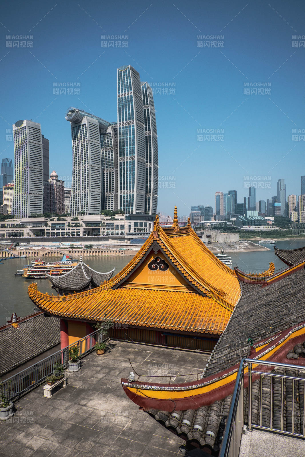 古寺与现代高楼相映成趣图片