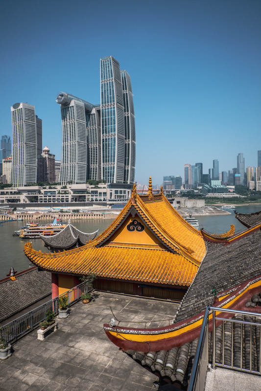 古寺与现代高楼相映成趣图片