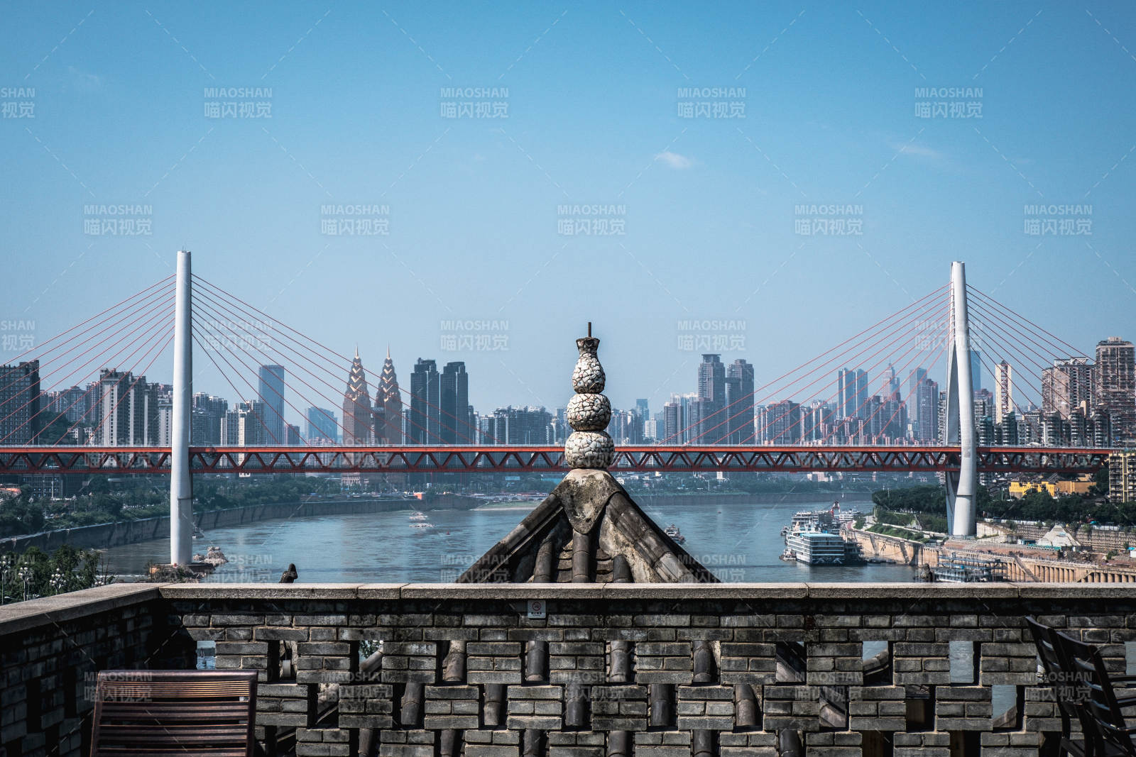 江畔古塔与现代桥梁图片