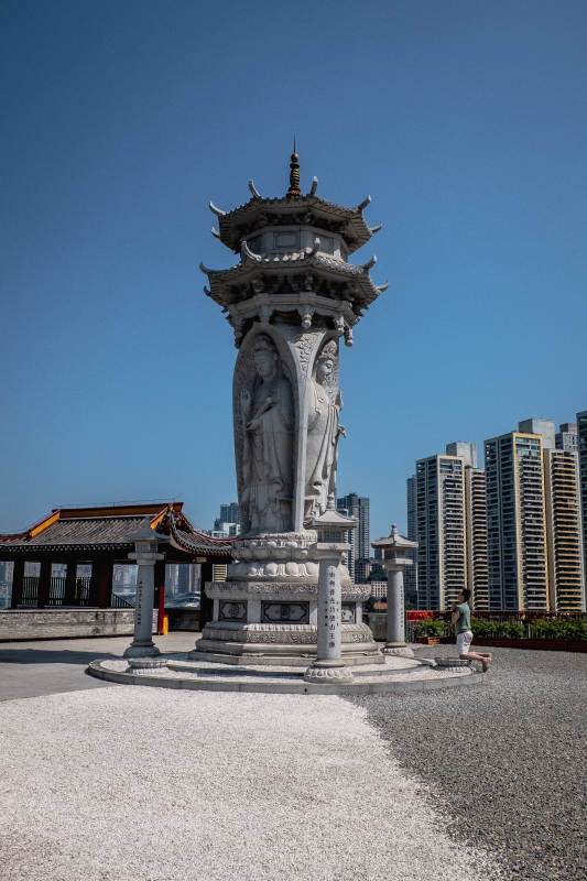 佛塔高耸 城市背景图片