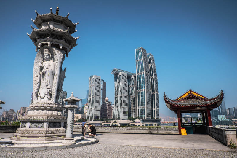 现代都市与古塔相映成趣图片