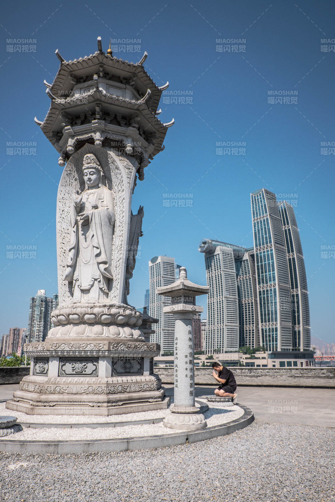 现代都市中的古塔雕像图片