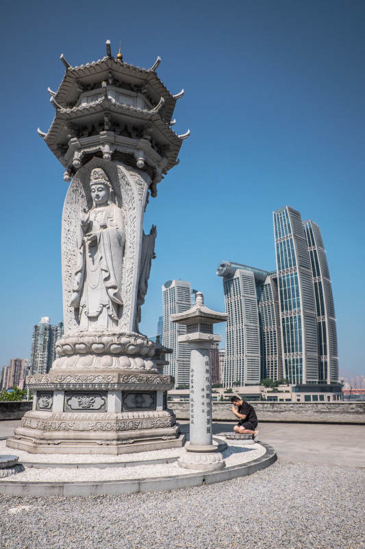 现代都市中的古塔雕像图片