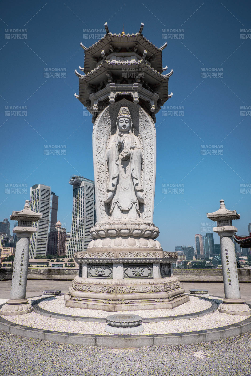 观音雕像与城市天际线图片