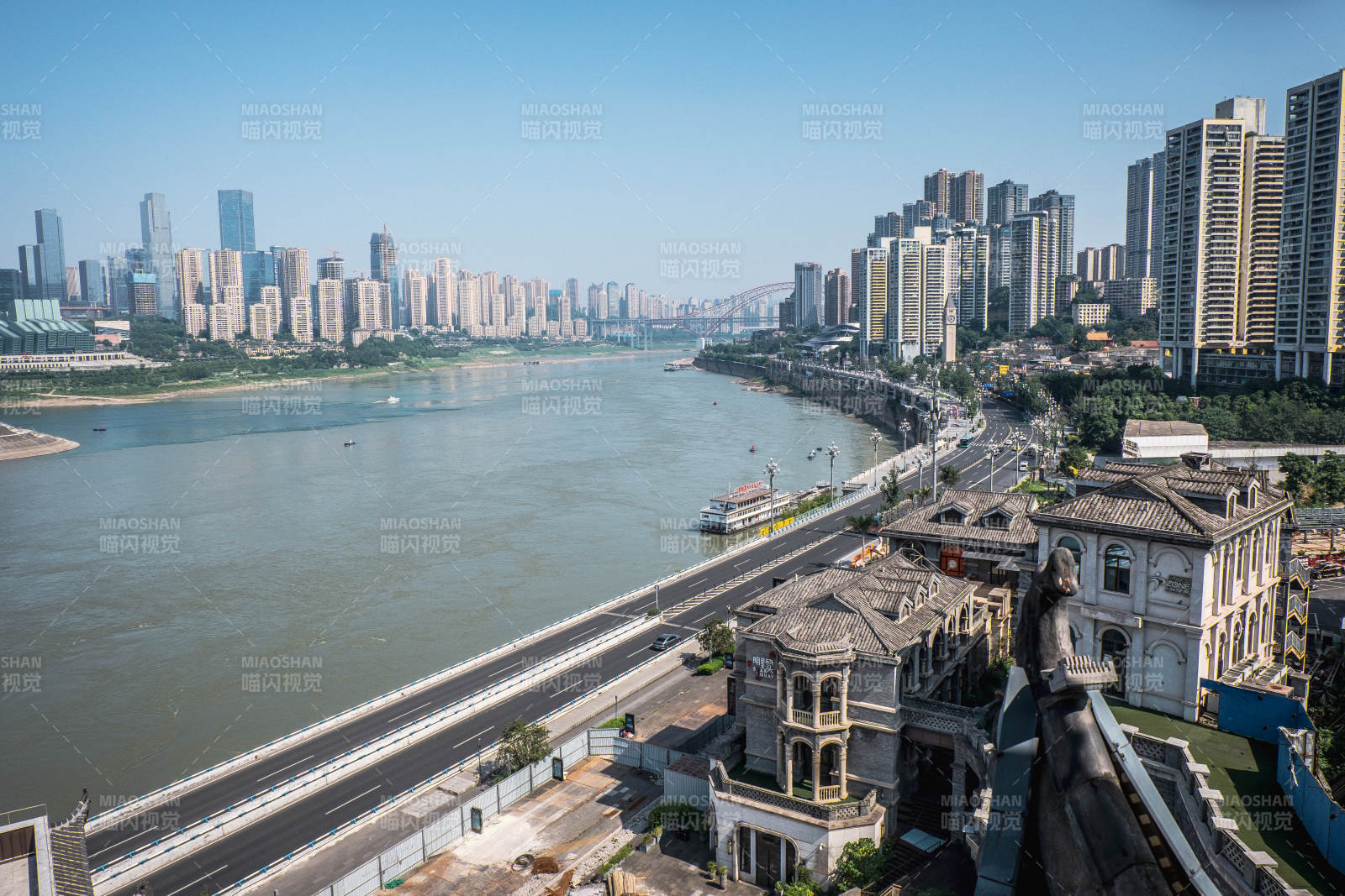 江畔城市风光图片