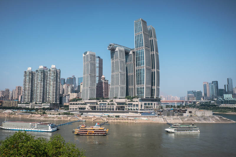 江畔高楼与游轮风光图片