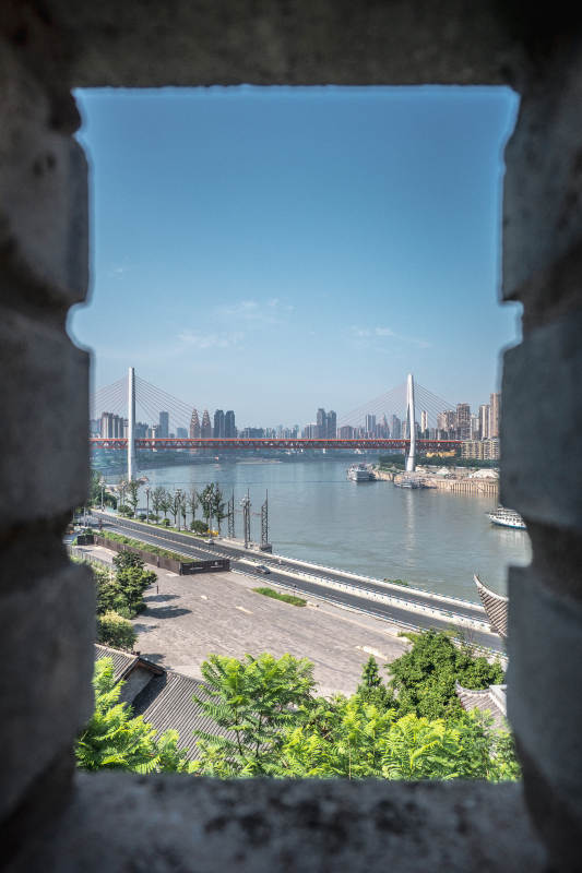 古城墙外的城市风光图片