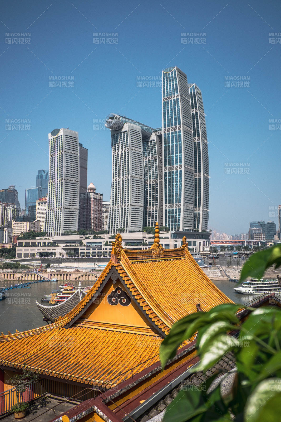 现代都市与古建筑相映成趣图片