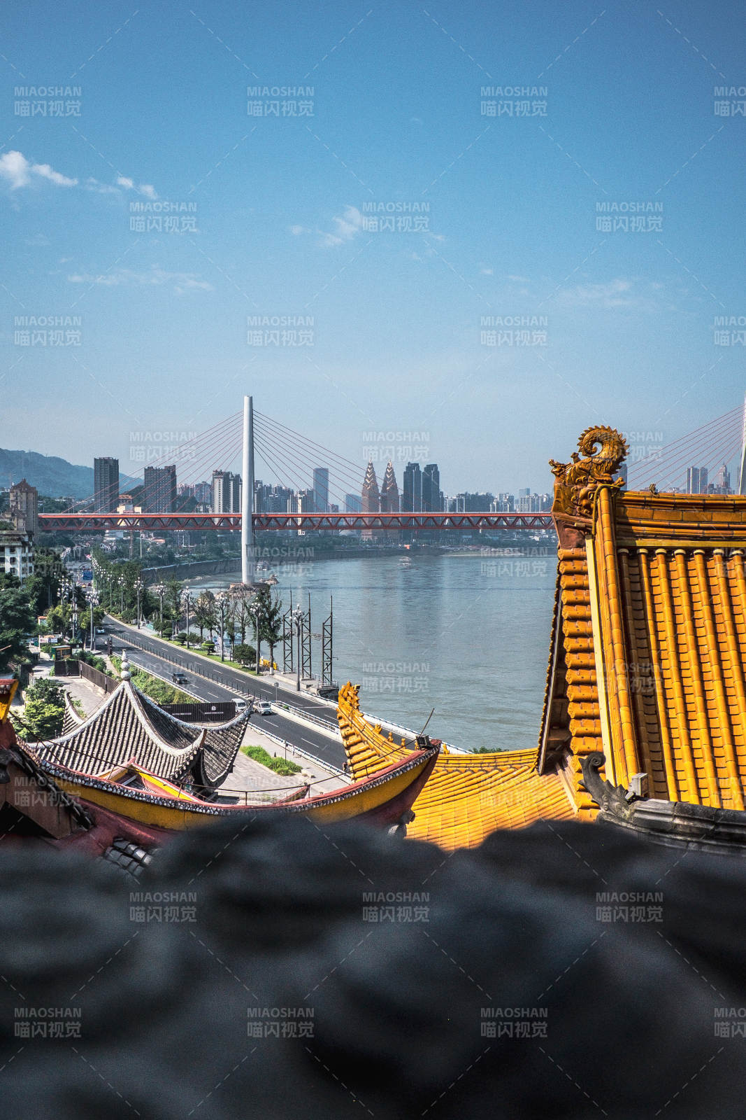 重庆江景与古建筑相映成趣图片