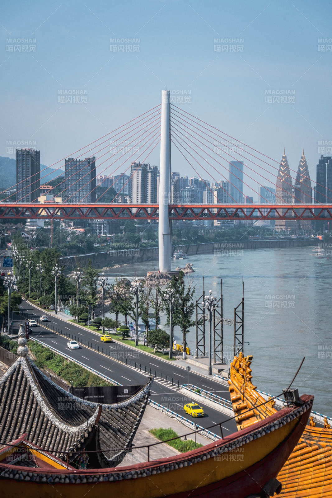 城市大桥与古船相映成趣图片