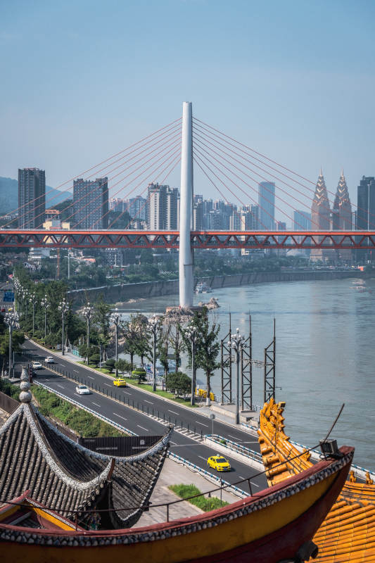 城市大桥与古船相映成趣图片