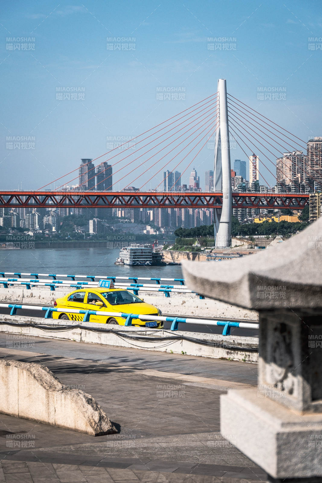 城市大桥与黄色出租车图片