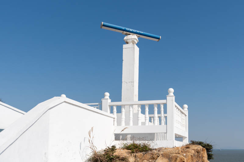 海边观景台望远镜图片