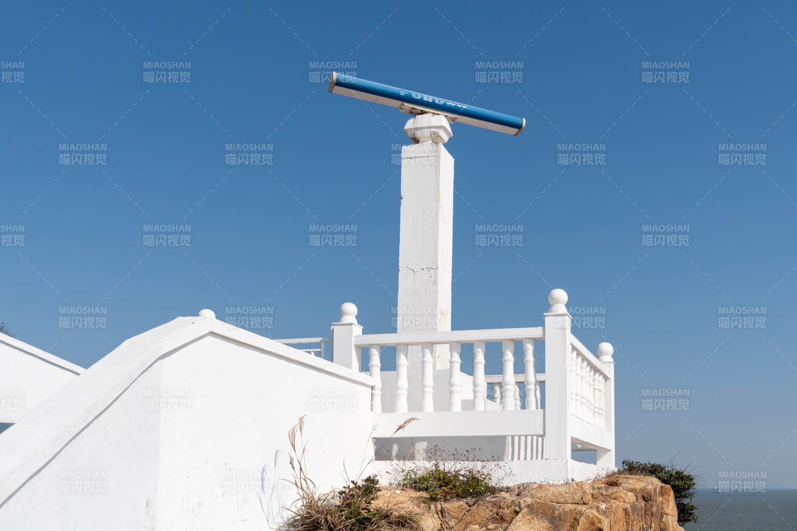 海边观景台望远镜图片