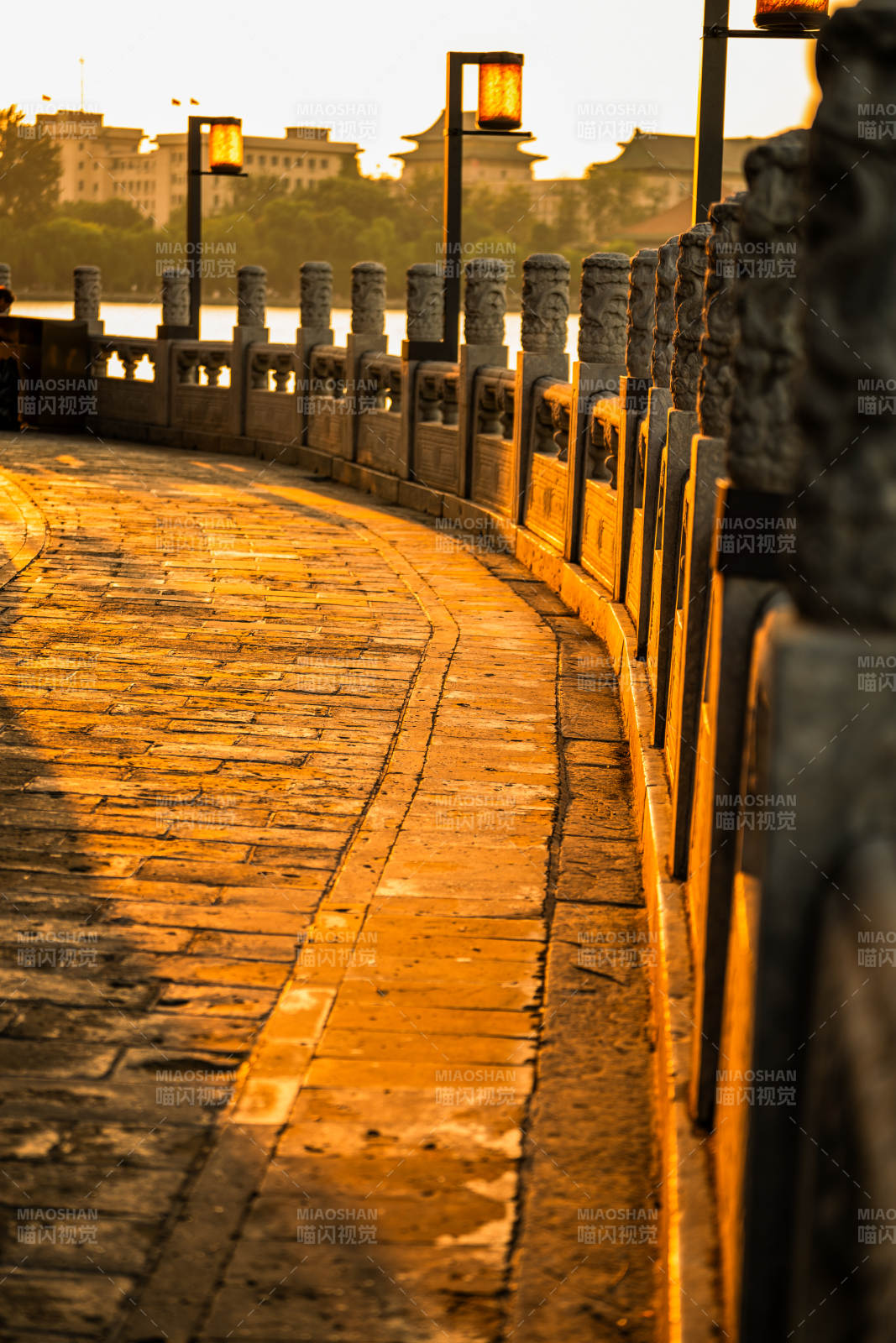 古桥夕阳映辉煌图片