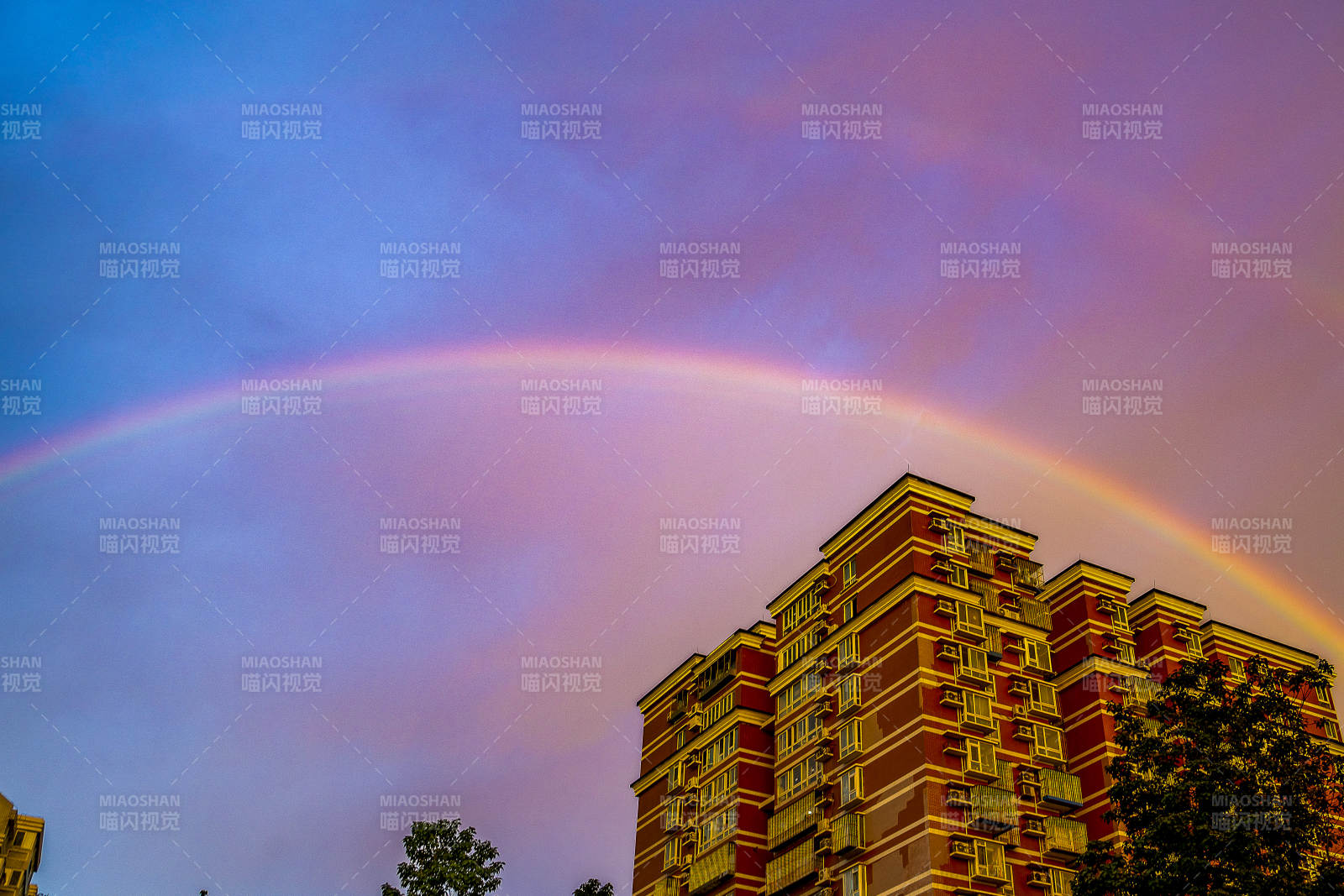 彩虹映楼 天际美景图片