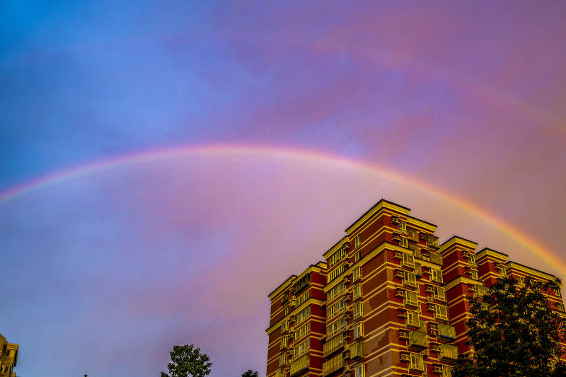 彩虹映楼 天际美景图片