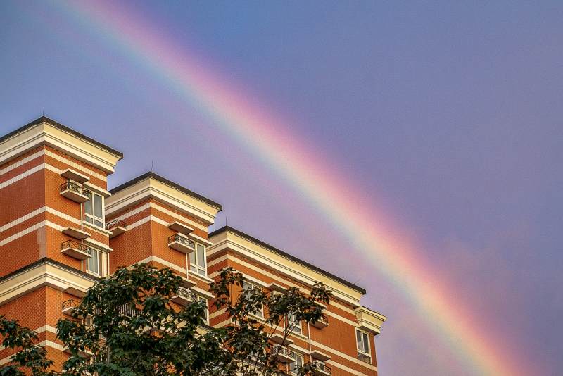 彩虹映衬建筑之美图片